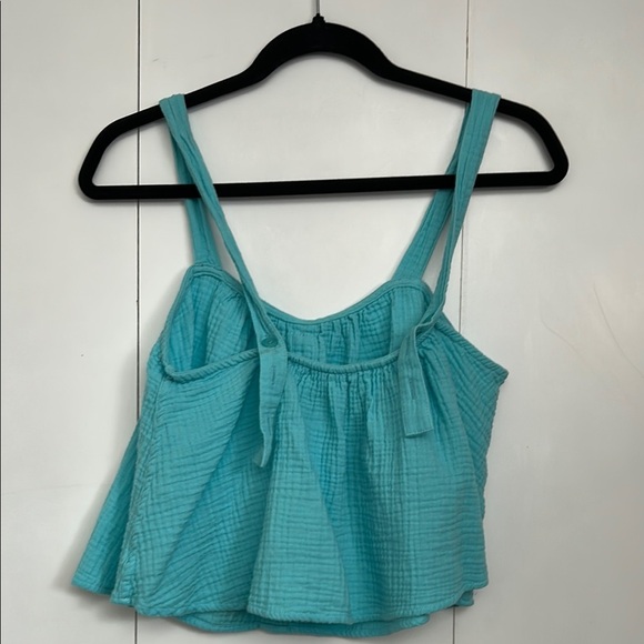 Aqua Sleeveless Button-Up Top crop top close - Picture 4 of 5